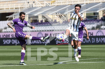 2021-04-25 - Lorenzo Venuti of ACF Fiorentina in action against Paulo Dybala of Juventus FC - ACF FIORENTINA VS JUVENTUS FC - ITALIAN SERIE A - SOCCER