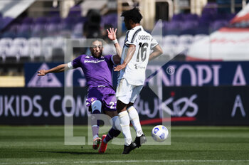 2021-04-25 - Martin Caceres of ACF Fiorentina in action against Juan Cuadrado of Juventus FC - ACF FIORENTINA VS JUVENTUS FC - ITALIAN SERIE A - SOCCER