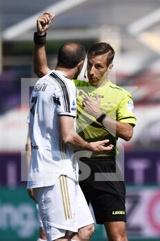 2021-04-25 - Giorgio Chiellini of Juventus FC protests with the referee Davide Massa - ACF FIORENTINA VS JUVENTUS FC - ITALIAN SERIE A - SOCCER