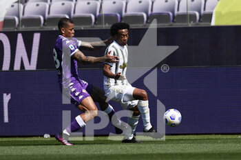 2021-04-25 - Juan Cuadrado of Juventus FC in action against Igor of ACF Fiorentina  - ACF FIORENTINA VS JUVENTUS FC - ITALIAN SERIE A - SOCCER