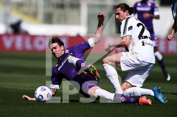 2021-04-25 - Dusan Vlahovic of ACF Fiorentina in action against Adrien Rabiot of Juventus FC - ACF FIORENTINA VS JUVENTUS FC - ITALIAN SERIE A - SOCCER