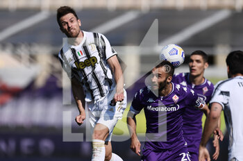 2021-04-25 - Aaron Ramsey of Juventus FC in action against German Pezzella of ACF Fiorentina  - ACF FIORENTINA VS JUVENTUS FC - ITALIAN SERIE A - SOCCER