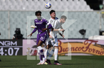 2021-04-25 - Christian Kouamè of ACF Fiorentina in action against Rodrigo Bentancur of Juventus FC - ACF FIORENTINA VS JUVENTUS FC - ITALIAN SERIE A - SOCCER