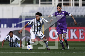 2021-04-25 - Weston Mckennie of Juventus FC in action against Erick Pulgar of ACF Fiorentina  - ACF FIORENTINA VS JUVENTUS FC - ITALIAN SERIE A - SOCCER