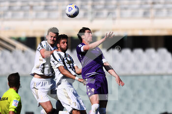 2021-04-25 - Dusan Vlahovic of ACF Fiorentina in action against Matthijs De Ligt of Juventus FC - ACF FIORENTINA VS JUVENTUS FC - ITALIAN SERIE A - SOCCER