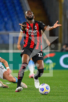 2021-04-26 - Fikayo Tomori of AC Milan seen in action during the Italian Football Championship League A 2020/2021 match between SS Lazio vs AC Milan at the Olimpic Stadium in Rome. - SS LAZIO VS AC MILAN - ITALIAN SERIE A - SOCCER