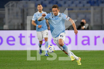 2021-04-26 - Senad Lulic of SS Lazio seen in action during the Italian Football Championship League A 2020/2021 match between SS Lazio vs AC Milan at the Olimpic Stadium in Rome. - SS LAZIO VS AC MILAN - ITALIAN SERIE A - SOCCER