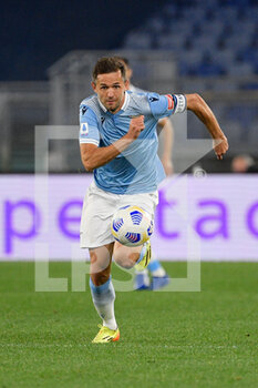 2021-04-26 - Senad Lulic of SS Lazio seen in action during the Italian Football Championship League A 2020/2021 match between SS Lazio vs AC Milan at the Olimpic Stadium in Rome. - SS LAZIO VS AC MILAN - ITALIAN SERIE A - SOCCER