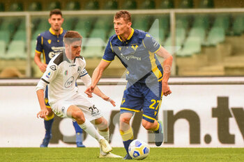 2021-05-01 - Verona’s Pawel Dawidowicz fight for the ball against Giulio Maggiore of Spezia - HELLAS VERONA VS SPEZIA CALCIO - ITALIAN SERIE A - SOCCER