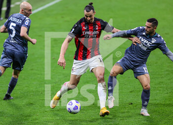 2021-05-01 - Zlatan Ibrahimovic of AC Milan fights for the ball against Gianluca Caprari of Benevento Calcio during the Serie A 2020/21 football match between AC Milan vs Benevento Calcio at Giuseppe Meazza Stadium, Milan, Italy on May 01, 2021 - Photo FCI / Fabrizio Carabelli - AC MILAN VS BENEVENTO CALCIO - ITALIAN SERIE A - SOCCER