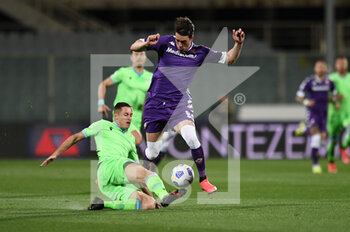 2021-05-08 - Dusan Vlahovic (ACF Fiorentina) in azione contrastato da Adam Marusic (SS Lazio) - ACF FIORENTINA VS SS LAZIO  - ITALIAN SERIE A - SOCCER