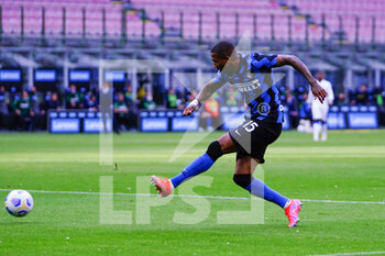2021-05-08 - Ashley Young (FC Inter) during the Italian championship Serie A football match between FC Internazionale and UC Sampdoria on May 8, 2021 at Giuseppe Meazza stadium in Milan, Italy - Photo Morgese-Rossini / DPPI - INTER - FC INTERNAZIONALE VS UC SAMPDORIA - ITALIAN SERIE A - SOCCER