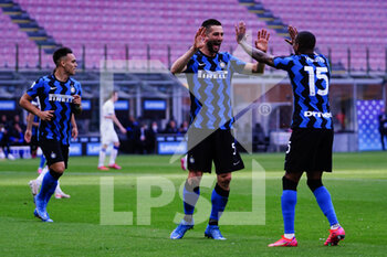 2021-05-08 - Roberto Gagliardini (FC Inter) celebrate his goal during the Italian championship Serie A football match between FC Internazionale and UC Sampdoria on May 8, 2021 at Giuseppe Meazza stadium in Milan, Italy - Photo Morgese-Rossini / DPPI - INTER - FC INTERNAZIONALE VS UC SAMPDORIA - ITALIAN SERIE A - SOCCER