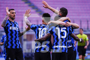 2021-05-08 - The team (FC Inter) celebrate the goal of Roberto Gagliardini (FC Inter) during the Italian championship Serie A football match between FC Internazionale and UC Sampdoria on May 8, 2021 at Giuseppe Meazza stadium in Milan, Italy - Photo Morgese-Rossini / DPPI - INTER - FC INTERNAZIONALE VS UC SAMPDORIA - ITALIAN SERIE A - SOCCER