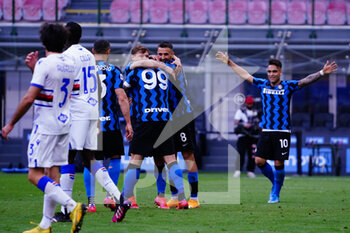 2021-05-08 - The team (FC Inter) and Andrea Pinamonti (FC Inter) celebrates his goal during the Italian championship Serie A football match between FC Internazionale and UC Sampdoria on May 8, 2021 at Giuseppe Meazza stadium in Milan, Italy - Photo Morgese-Rossini / DPPI - INTER - FC INTERNAZIONALE VS UC SAMPDORIA - ITALIAN SERIE A - SOCCER