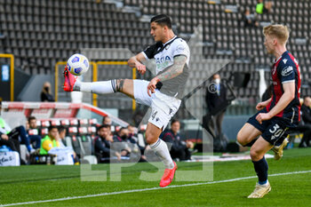 2021-05-08 - Kevin Bonifazi (Udinese) in action hindered by Jerdy Schouten (Bologna) - UDINESE CALCIO VS BOLOGNA FC - ITALIAN SERIE A - SOCCER