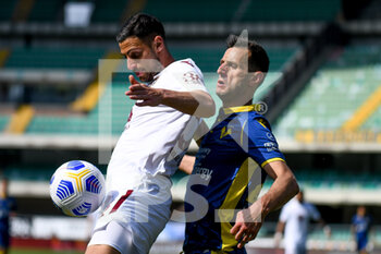 2021-05-09 - Rolando Mandragora (Torino) ostacolato da Nikola Kalinic (Hellas Verona) - HELLAS VERONA VS TORINO FC - ITALIAN SERIE A - SOCCER