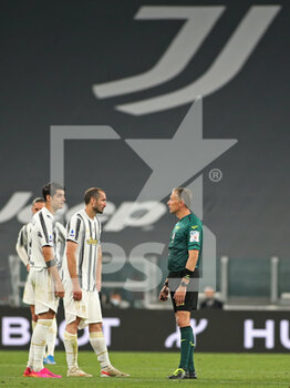 2021-05-09 - Giorgio Chiellini (Juventus FC) confronts the referee Paolo Valeri - JUVENTUS FC VS AC MILAN - ITALIAN SERIE A - SOCCER