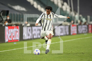 2021-05-09 - Juan Cuadrado (Juventus FC) about to kick the ball - JUVENTUS FC VS AC MILAN - ITALIAN SERIE A - SOCCER