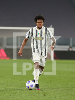 2021-05-09 - Weston McKennie (Juventus FC) controls the ball - JUVENTUS FC VS AC MILAN - ITALIAN SERIE A - SOCCER