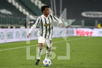 2021-05-09 - Juan Cuadrado (Juventus FC) controls the ball - JUVENTUS FC VS AC MILAN - ITALIAN SERIE A - SOCCER