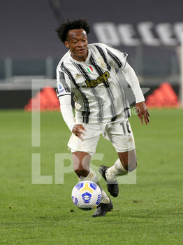 2021-05-09 - Juan Cuadrado (Juventus FC) controls the ball - JUVENTUS FC VS AC MILAN - ITALIAN SERIE A - SOCCER