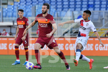 2021-05-09 - Bryan Cristante of AS Roma and Adam Ounas (FC Crotone) seen in action during the Italian Football Championship League A 2020/2021 match between AS Roma vs FC Crotone at the Olimpic Stadium in Rome. - AS ROMA VS FC CROTONE - ITALIAN SERIE A - SOCCER