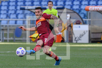 2021-05-09 - Lorenzo Pellegrini of AS Roma seen in action during the Italian Football Championship League A 2020/2021 match between AS Roma vs FC Crotone at the Olimpic Stadium in Rome. - AS ROMA VS FC CROTONE - ITALIAN SERIE A - SOCCER
