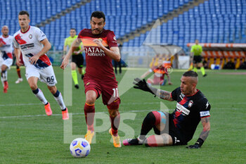 2021-05-09 - Pedro of AS Roma and Alex Cordaz (FC Crotone) seen in action during the Italian Football Championship League A 2020/2021 match between AS Roma vs FC Crotone at the Olimpic Stadium in Rome. - AS ROMA VS FC CROTONE - ITALIAN SERIE A - SOCCER