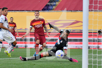 2021-05-09 - Lorenzo Pellegrini of AS Roma goal 2-0 seen in action during the Italian Football Championship League A 2020/2021 match between AS Roma vs FC Crotone at the Olimpic Stadium in Rome. - AS ROMA VS FC CROTONE - ITALIAN SERIE A - SOCCER