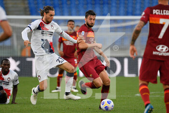 2021-05-09 - Bryan Cristante of AS Roma and Niccolo' Zanellato (FC Crotone) seen in action during the Italian Football Championship League A 2020/2021 match between AS Roma vs FC Crotone at the Olimpic Stadium in Rome. - AS ROMA VS FC CROTONE - ITALIAN SERIE A - SOCCER