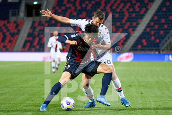 2021-05-12 - Takehiro Tomiyasu (Bologna) contrastato da Lasse Schone (Genoa) - BOLOGNA FC VS GENOA CFC - ITALIAN SERIE A - SOCCER