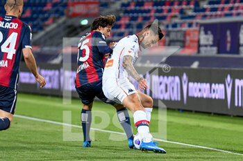 2021-05-12 - Edoardo Goldaniga (Genoa) in azione contro Emanuel Vignato (Bologna) - BOLOGNA FC VS GENOA CFC - ITALIAN SERIE A - SOCCER