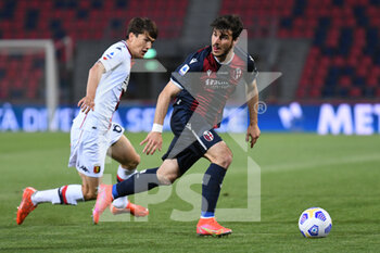 2021-05-12 - Riccardo Orsolini (Bologna) in action against Eldor Shomurodov (Genoa) - BOLOGNA FC VS GENOA CFC - ITALIAN SERIE A - SOCCER