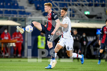 2021-05-12 - Jerdy Schouten (Bologna) in action against Gianluca Scamacca (Genoa) - BOLOGNA FC VS GENOA CFC - ITALIAN SERIE A - SOCCER