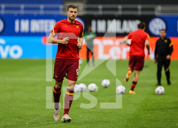 2021-05-12 - Edin Dzeko of AS Roma warms up during the Serie A 2020/21 football match between FC Internazionale and AS Roma at Giuseppe Meazza Stadium, Milan, Italy on May 12, 2021 - Photo FCI / Fabrizio Carabelli - INTER - FC INTERNAZIONALE VS AS ROMA - ITALIAN SERIE A - SOCCER