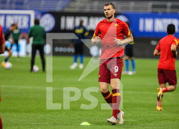 2021-05-12 - Edin Dzeko of AS Roma warms up during the Serie A 2020/21 football match between FC Internazionale and AS Roma at Giuseppe Meazza Stadium, Milan, Italy on May 12, 2021 - Photo FCI / Fabrizio Carabelli - INTER - FC INTERNAZIONALE VS AS ROMA - ITALIAN SERIE A - SOCCER