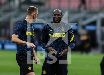 2021-05-12 - Romelu Lukaku of FC Internazionale and Milan Skriniar of FC Internazionale warms up during the Serie A 2020/21 football match between FC Internazionale and AS Roma at Giuseppe Meazza Stadium, Milan, Italy on May 12, 2021 - Photo FCI / Fabrizio Carabelli - INTER - FC INTERNAZIONALE VS AS ROMA - ITALIAN SERIE A - SOCCER