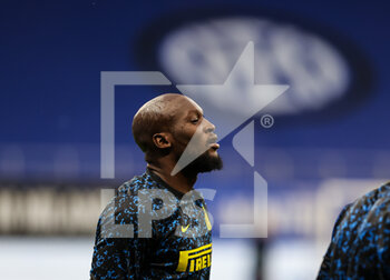 2021-05-12 - Romelu Lukaku of FC Internazionale warms up during the Serie A 2020/21 football match between FC Internazionale and AS Roma at Giuseppe Meazza Stadium, Milan, Italy on May 12, 2021 - Photo FCI / Fabrizio Carabelli - INTER - FC INTERNAZIONALE VS AS ROMA - ITALIAN SERIE A - SOCCER