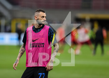 2021-05-12 - Marcelo Brozovic of FC Internazionale warms up during the Serie A 2020/21 football match between FC Internazionale and AS Roma at Giuseppe Meazza Stadium, Milan, Italy on May 12, 2021 - Photo FCI / Fabrizio Carabelli - INTER - FC INTERNAZIONALE VS AS ROMA - ITALIAN SERIE A - SOCCER