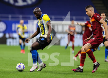 2021-05-12 - Romelu Lukaku of FC Internazionale and Gianluca Mancini of AS Roma in action during the Serie A 2020/21 football match between FC Internazionale and AS Roma at Giuseppe Meazza Stadium, Milan, Italy on May 12, 2021 - Photo FCI / Fabrizio Carabelli - INTER - FC INTERNAZIONALE VS AS ROMA - ITALIAN SERIE A - SOCCER