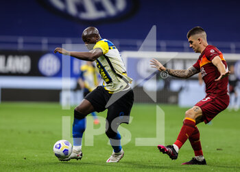 2021-05-12 - Romelu Lukaku of FC Internazionale and Gianluca Mancini of AS Roma in action during the Serie A 2020/21 football match between FC Internazionale and AS Roma at Giuseppe Meazza Stadium, Milan, Italy on May 12, 2021 - Photo FCI / Fabrizio Carabelli - INTER - FC INTERNAZIONALE VS AS ROMA - ITALIAN SERIE A - SOCCER