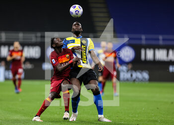 2021-05-12 - Romelu Lukaku of FC Internazionale fights for the ball against Ebrima Darboe of AS Roma during the Serie A 2020/21 football match between FC Internazionale and AS Roma at Giuseppe Meazza Stadium, Milan, Italy on May 12, 2021 - Photo FCI / Fabrizio Carabelli - INTER - FC INTERNAZIONALE VS AS ROMA - ITALIAN SERIE A - SOCCER
