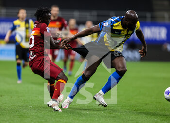 2021-05-12 - Romelu Lukaku of FC Internazionale fights for the ball against Ebrima Darboe of AS Roma during the Serie A 2020/21 football match between FC Internazionale and AS Roma at Giuseppe Meazza Stadium, Milan, Italy on May 12, 2021 - Photo FCI / Fabrizio Carabelli - INTER - FC INTERNAZIONALE VS AS ROMA - ITALIAN SERIE A - SOCCER