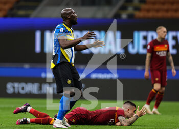2021-05-12 - Romelu Lukaku of FC Internazionale and Gianluca Mancini of AS Roma react during the Serie A 2020/21 football match between FC Internazionale and AS Roma at Giuseppe Meazza Stadium, Milan, Italy on May 12, 2021 - Photo FCI / Fabrizio Carabelli - INTER - FC INTERNAZIONALE VS AS ROMA - ITALIAN SERIE A - SOCCER