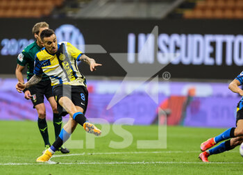 2021-05-12 - Matias Vecino of FC Internazionale scores a goal during the Serie A 2020/21 football match between FC Internazionale and AS Roma at Giuseppe Meazza Stadium, Milan, Italy on May 12, 2021 - Photo FCI / Fabrizio Carabelli - INTER - FC INTERNAZIONALE VS AS ROMA - ITALIAN SERIE A - SOCCER