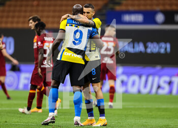 2021-05-12 - Matias Vecino of FC Internazionale celebrates after scoring a goal with Romelu Lukaku of FC Internazionale during the Serie A 2020/21 football match between FC Internazionale and AS Roma at Giuseppe Meazza Stadium, Milan, Italy on May 12, 2021 - Photo FCI / Fabrizio Carabelli - INTER - FC INTERNAZIONALE VS AS ROMA - ITALIAN SERIE A - SOCCER