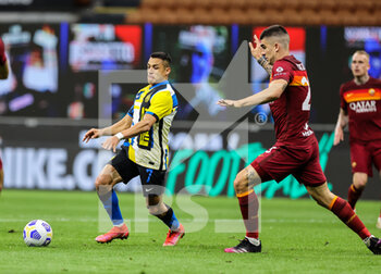 2021-05-12 - Alexis Sanchez of FC Internazionale in action during the Serie A 2020/21 football match between FC Internazionale and AS Roma at Giuseppe Meazza Stadium, Milan, Italy on May 12, 2021 - Photo FCI / Fabrizio Carabelli - INTER - FC INTERNAZIONALE VS AS ROMA - ITALIAN SERIE A - SOCCER