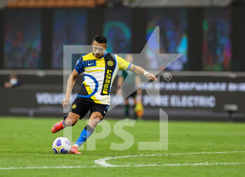 2021-05-12 - Alexis Sanchez of FC Internazionale in action during the Serie A 2020/21 football match between FC Internazionale and AS Roma at Giuseppe Meazza Stadium, Milan, Italy on May 12, 2021 - Photo FCI / Fabrizio Carabelli - INTER - FC INTERNAZIONALE VS AS ROMA - ITALIAN SERIE A - SOCCER