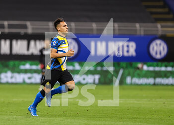 2021-05-12 - Lautaro Martínez of FC Internazionale in action during the Serie A 2020/21 football match between FC Internazionale and AS Roma at Giuseppe Meazza Stadium, Milan, Italy on May 12, 2021 - Photo FCI / Fabrizio Carabelli - INTER - FC INTERNAZIONALE VS AS ROMA - ITALIAN SERIE A - SOCCER